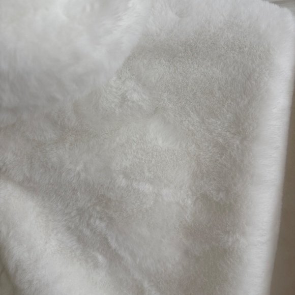 Girls Fur Cape - Picture 4 of 8